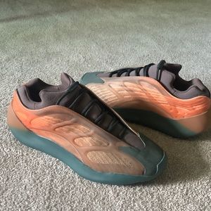 adidas YEEZY 700 V3 copper fade size mens 14